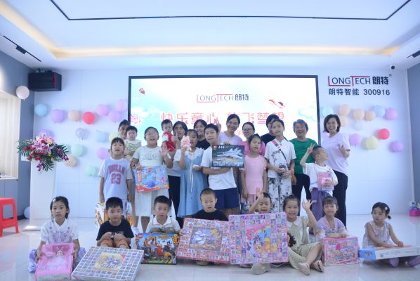 童心飞扬，，，，，温情满溢——4001百老汇智能圆满举行2025暑期亲子运动